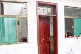 安装带窗户的钢木门套，套板接缝处才是关键，不看还真不知道视频封面