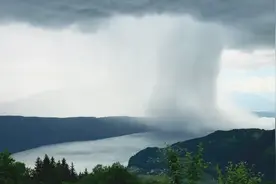 “局部地区有雨”原来是真的，摄影师拍下奇观，雨柱随风而过
