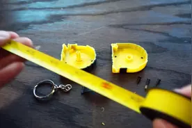 卷尺内部的金属是怎么工作的，为什么能够伸缩自如？