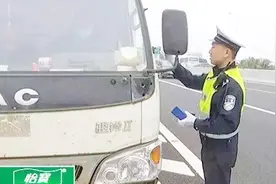 驾驶证销分新规，别再帮别人处理违章扣分，小心驾照不保视频封面