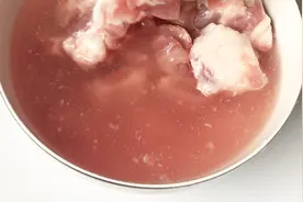 清洗排骨时，往水中加点它，血水和污渍自己跑出来，营养还不流失视频封面