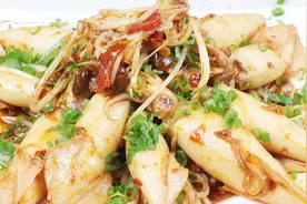 小鱿鱼最下饭的做法，学会这样做，再也不用去海鲜馆吃爆炒鱿鱼了