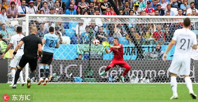 瓦拉内破门穆斯莱拉送大礼 法国2-0乌拉圭率先杀入四强