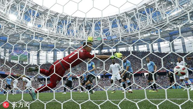 瓦拉内破门穆斯莱拉送大礼 法国2-0乌拉圭率先杀入四强