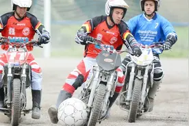 2018世界杯决赛正酣！一场别开生面的摩托足球赛，为你再添看点