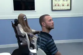 鬼屋整蛊面试者，房屋暗了又亮，被眼前的女鬼吓了一跳视频封面