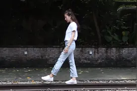 矮个女生不穿高跟鞋怎么穿显高？牢记3个套路，轻松显高10公分