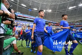 福清“足球小子” 世界杯赛场护旗图片