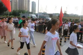 西安小升初，家长：孩子每晚学到12点视频封面