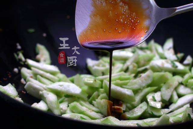 很普通的家常菜清炒丝瓜，这样去做，鲜香嫩滑，清淡爽口，特好吃