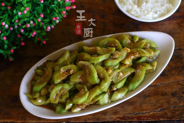 很普通的家常菜清炒丝瓜，这样去做，鲜香嫩滑，清淡爽口，特好吃