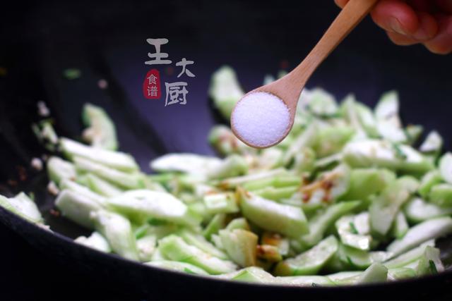 很普通的家常菜清炒丝瓜，这样去做，鲜香嫩滑，清淡爽口，特好吃