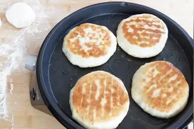 2个茄子，2个青椒，做出的饼蓬松柔软的素馅儿饼，薄皮大馅超好吃视频封面