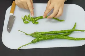 切完辣椒手火辣辣的疼，教你几招快速缓解辣椒辣手的小妙招视频封面