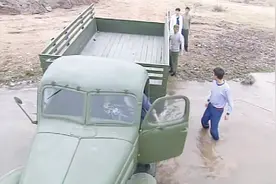 二叔：大哥帮志强倒车，可地太滑轮胎打转，车上来一半又往下滑了视频封面