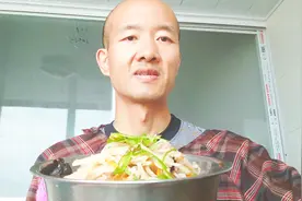 海蛎子辣熬萝卜丝的做法，汤汁浓鲜，比酒店烧的都好吃！视频封面