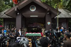 泰国溶洞救援行动｜输送氧气方式改为管道供氧 离洞方案多种并行视频封面