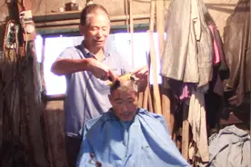 农村大叔理发60年，洗剪刮全套只收7块，这样的手艺你们见过吗？视频封面