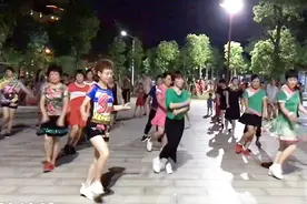 40大妈齐跳广场舞《女人没有错》，舞蹈精彩，观众看得很陶醉！视频封面