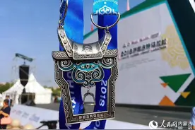 首届呼和浩特马拉松鸣枪开赛 万名跑友“青城纵马”图片