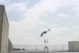 含泪看完的爱情电影，天上掉下来个林妹妹，每滴眼泪都会引起爆炸视频封面