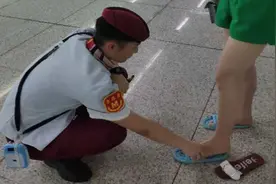 暖心！女子上地铁时拖鞋不慎掉进缝隙 工作人员将自己鞋借她视频封面