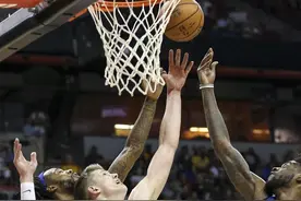 NBA夏季联赛：洛杉矶湖人胜费城76人图片