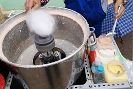 好久没吃过棉花糖了，3块钱买了个小的！