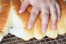 教你一个拯救发过面团的方法，再利用做出柔软又拉丝的面包！视频封面