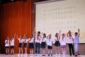 90后老师改编16首歌《稻花香》让毕业生落泪图片