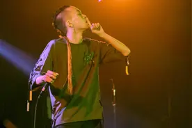 鬼卞：拿起粉笔是老师 放下粉笔在台上挥洒热血