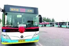 128路公交陆续更换无轨电车图片