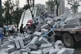 长安区拉砖大货车肇事致9车受损 疑刹车失灵图片