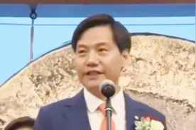 8年小米终于要上市了，雷军出席上市仪式并发言，一度哽咽