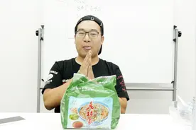 试吃袋装西安羊肉泡馍，直接开水泡，糖蒜牛肉一个不少，能吃吗？视频封面