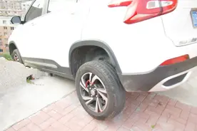 SUV溜车撞穿围墙后轮悬空 原来是电子手刹惹的祸视频封面