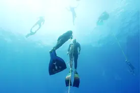 看潜水大神们是如何进行水下训练的！视频封面