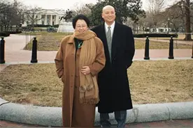 唐僧迟重瑞：娶大11岁富婆却被继子无视，结婚31年从不叫老婆图片