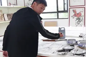 农村小伙练习山水画，看这绘画姿势就知道不一般，不知道他画啥呢视频封面