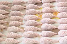不会包水饺怎么办？手把手教你柳叶饺子的包法，看一眼就能学会视频封面