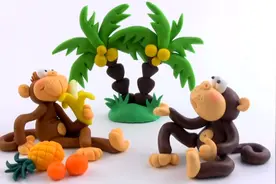 超轻粘土制作的卡通猴子，菠萝、香蕉一大堆