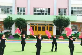 幼儿园美女老师跳舞，引得行人驻足观看视频封面
