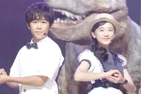 日本童星芦田爱菜时隔多年再与铃木福同台演唱，可爱极了！视频封面
