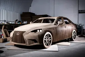 老外花费3个月，用1700块纸板打造雷克萨斯，网友：下雨咋办？视频封面