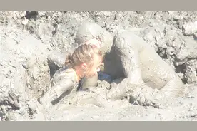 这潭泥巴会吃人，女孩深陷其中根本拔不出来，表情特别的绝望视频封面