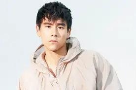 彭于晏最新封面与邪不压正展活力 脸型俊朗瞳孔深邃诠释型男魅力视频封面