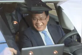 特斯拉超级工厂落户上海 李强书记试坐特斯拉！视频封面