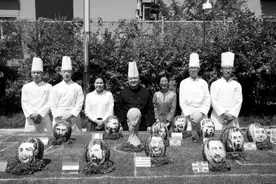 沈阳外事服务学校毕业典礼亮绝活，学生用西瓜雕出梅西C罗肖像图片