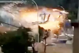 玛莉亚来袭沿海狂风大作 福建连江居民楼外电线被吹起火视频封面