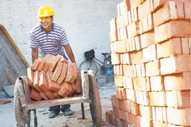 建筑业面临人才缺口！平均年龄近40！网友：一天几百块还是没面子